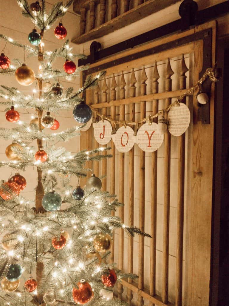 Vintage and handmade deccor for Christmas.  Here are tips to make your holiday decorating easy and save money.  