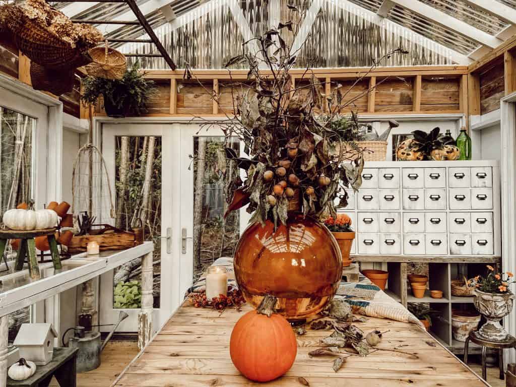 Greenhouse with Autumn decour. DIY fall elements. Fall Pumpkins.