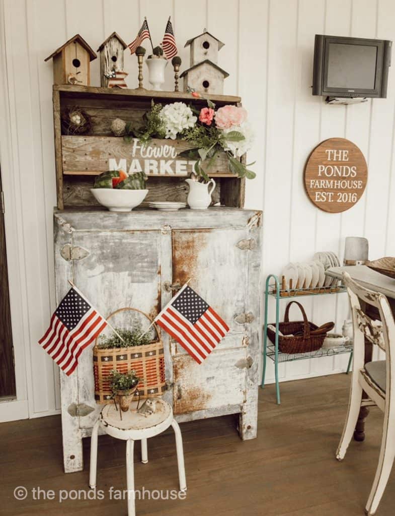 Patriotic basket and flags on the screened porch.