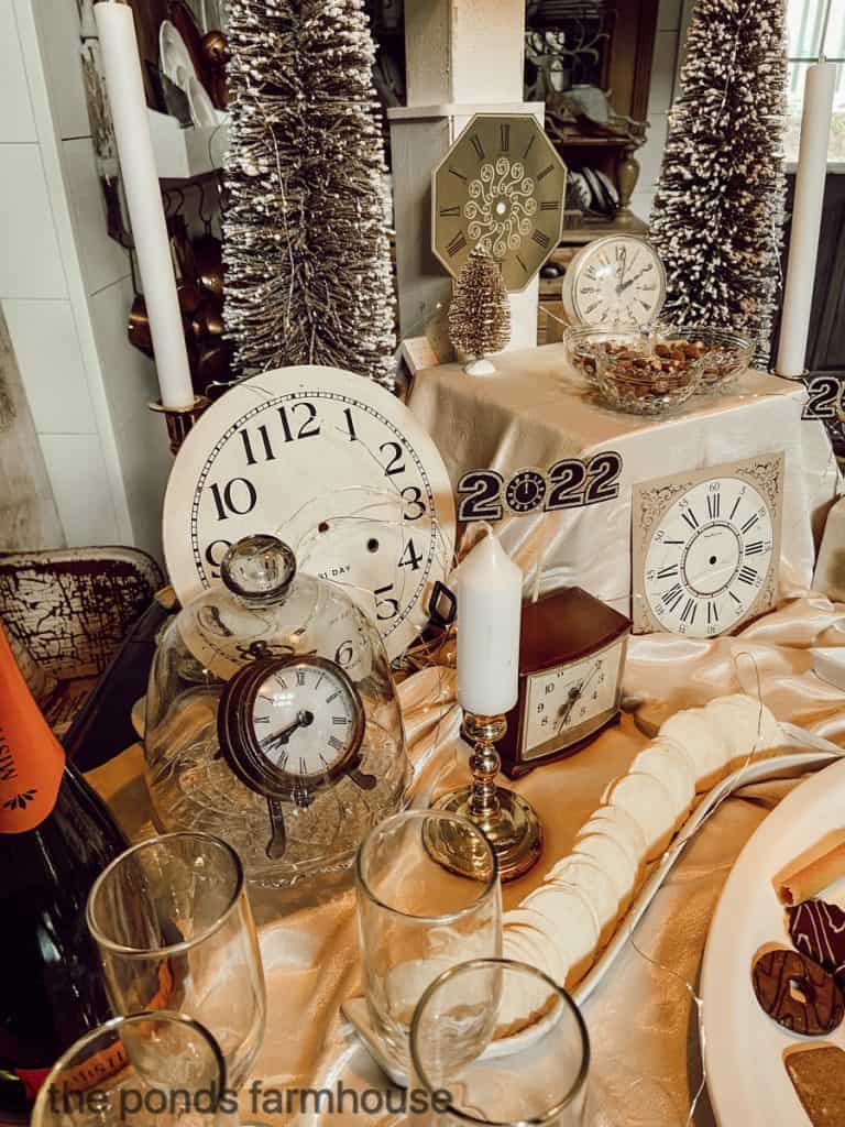 Table decoration ideas for New Year's Eve. - Lots of Clocks and Clock faces.
