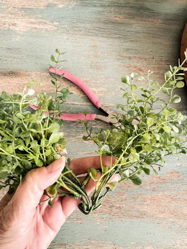 Cut faux stems into pieces with wire snips.