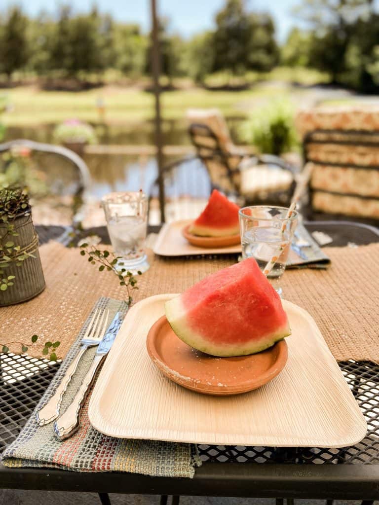Creative Tablescape Ideas for outdoor entertaining.  Country living and rustic table setting ideas.