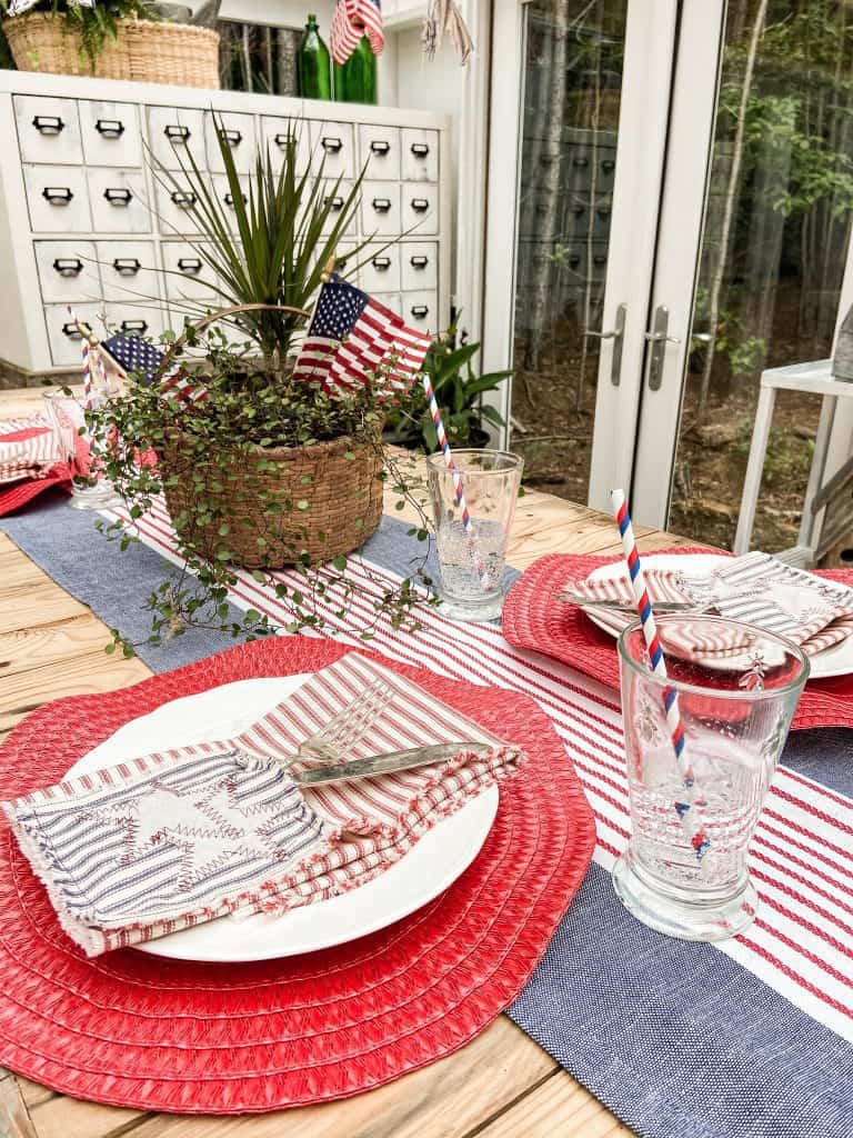DIY Patriotic Napkins with cutlery pouch for tablescape idea