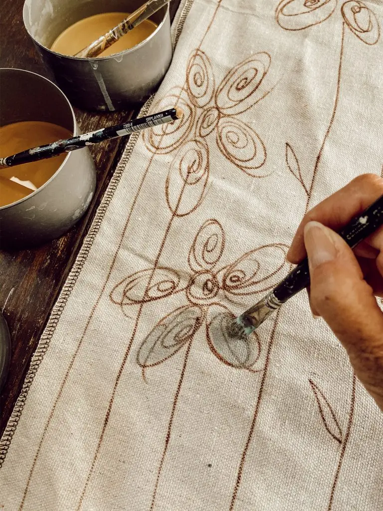see how to paint flowers on drop cloth.  