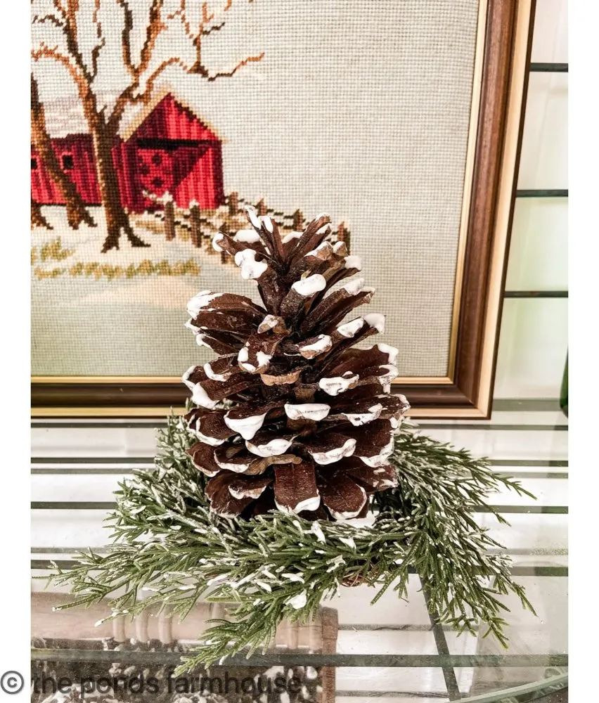 Easy to Flock a Pinecone with this 2 step method. Farmhouse Style Christmas Decorations