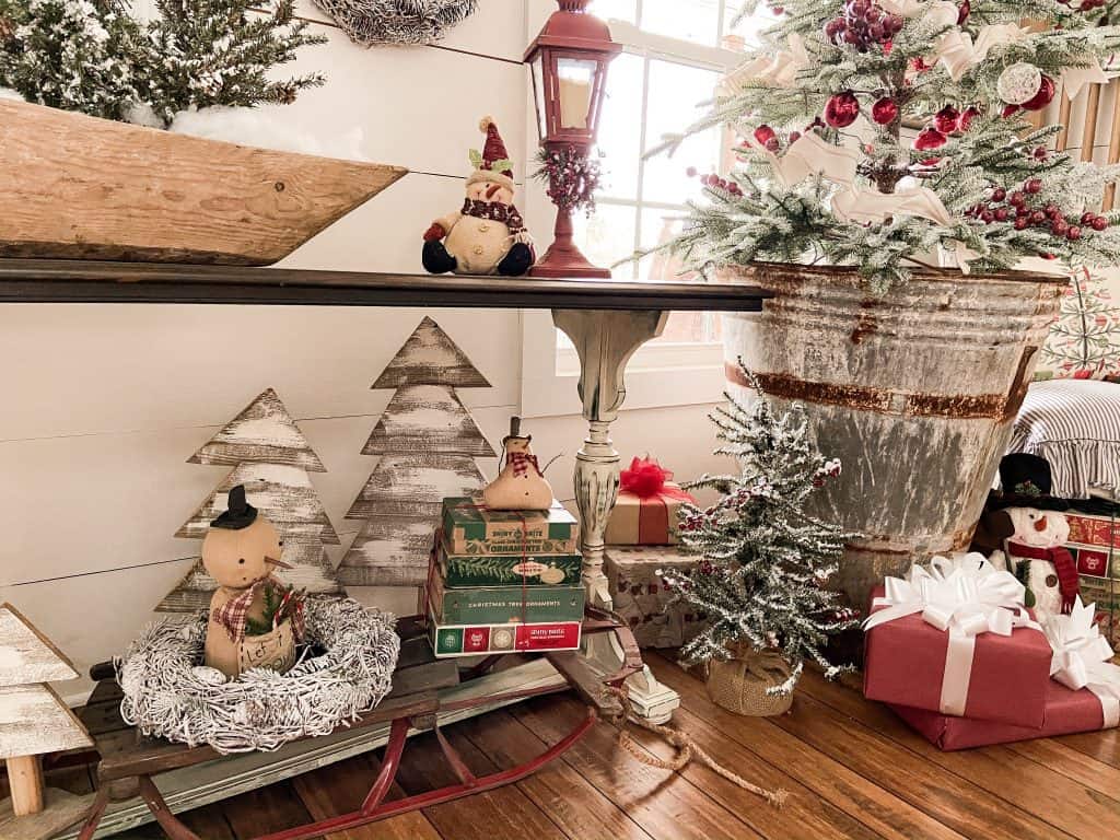 Welcome to Vintage Christmas at The Ponds!  I'm sharing my love for Christmas with vintage and vintage inspired holiday décor.  Come along as I share my home with you.  