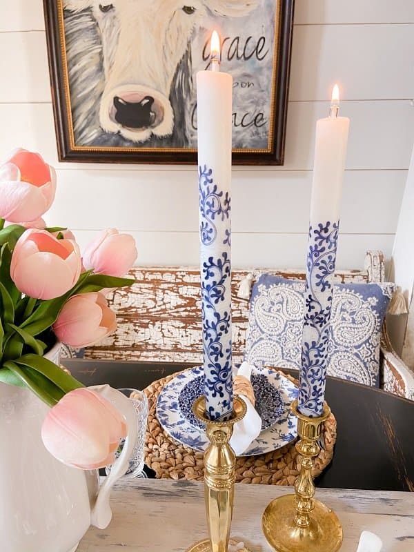 Blue and white candlesticks. 