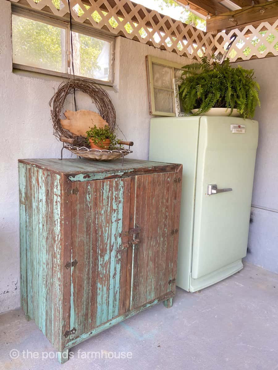 https://www.thepondsfarmhouse.com/wp-content/uploads/2021/06/outdoor-kitchen-vintage-decor-7.jpg