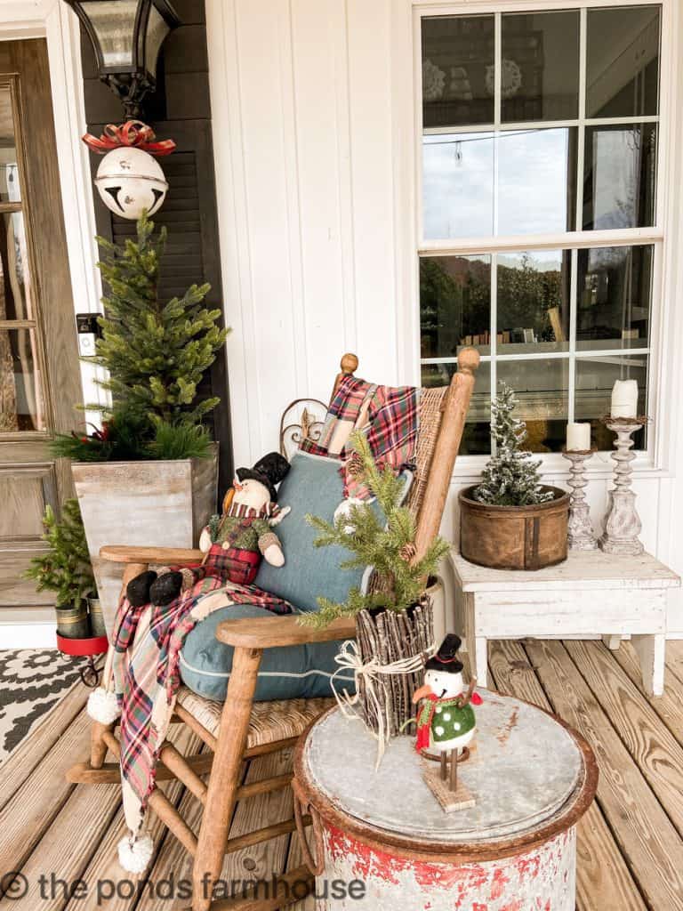 Cozy front porch Christmas Decoration ideas.