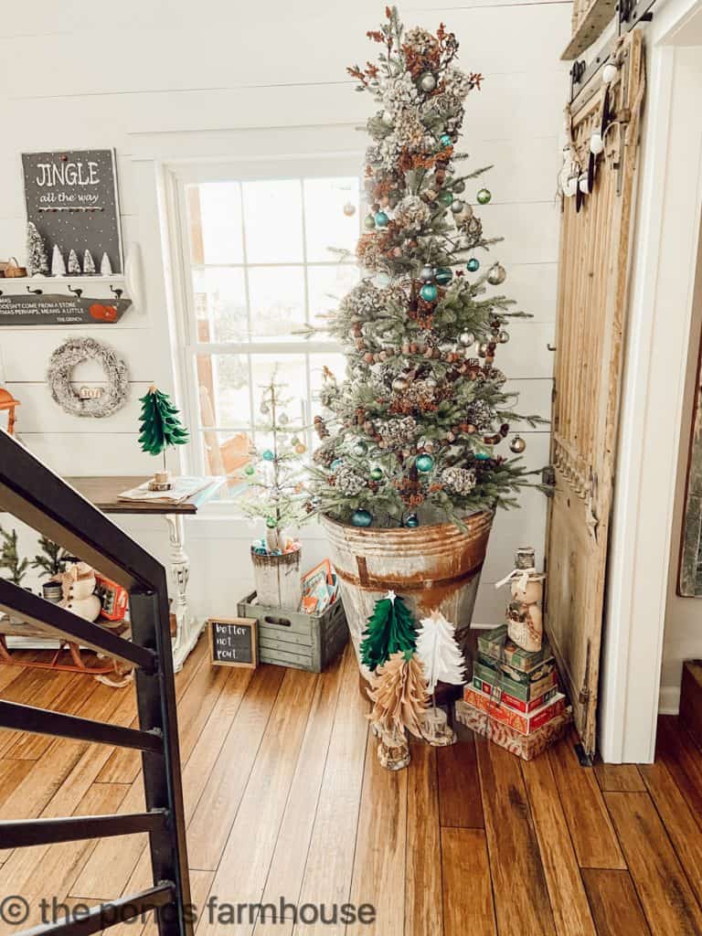 How to Decorate a Rustic Farmhouse Christmas Tree with sustainable dried hydrangeas. Vintage Christmas Style