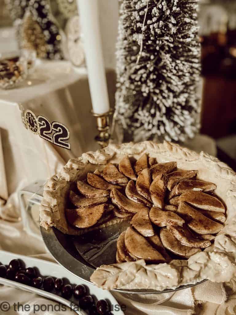 A fake pie on the table is so fun and a great table decoration idea