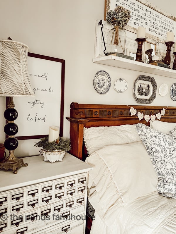 Woods and Whites add warmth for a cozy bedroom ideas. 