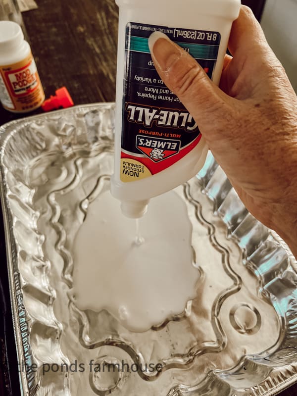 Add glue to a disposable metal pan.