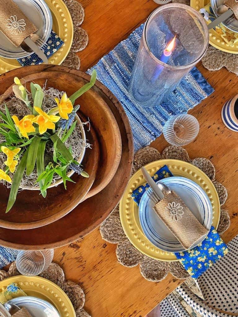 table ideas with blue and yellow.