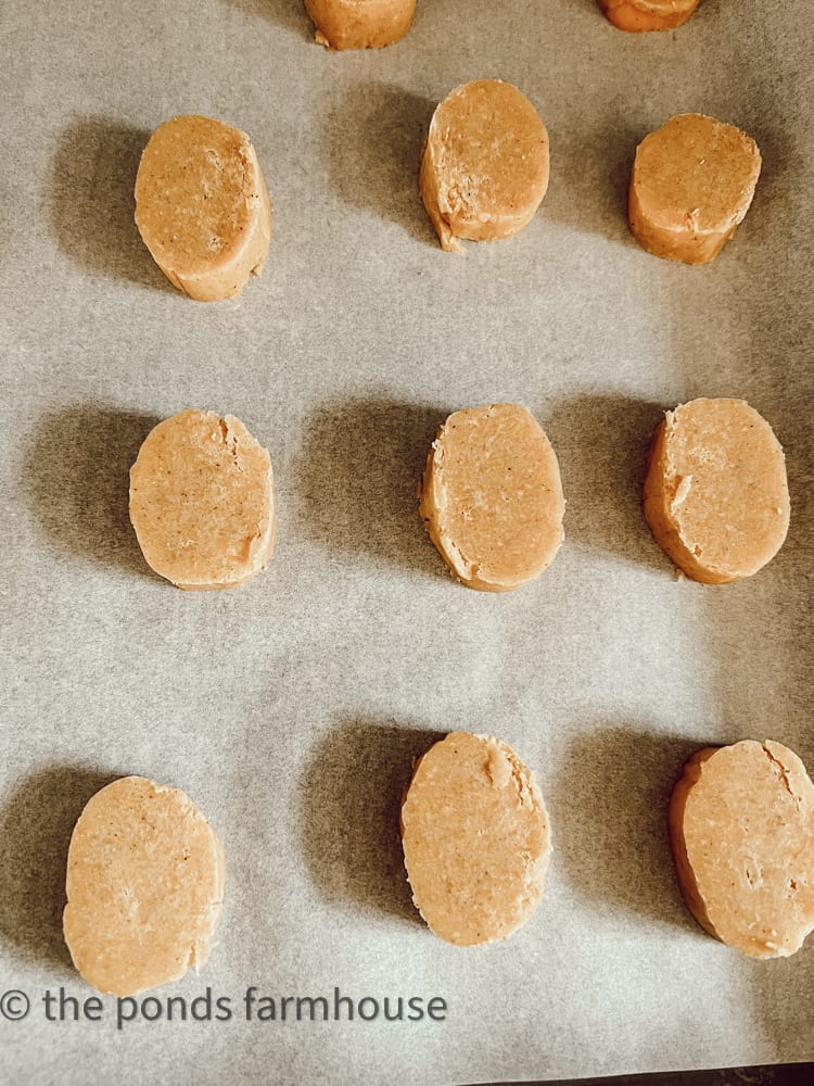 Sliced cheese rounds. Ready to bake cheese