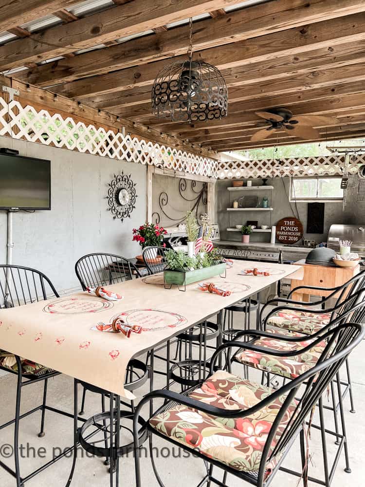 casual table setting ideas for Low Country Boil Party, tablescape for frogmore stew. Outdoor kitchen