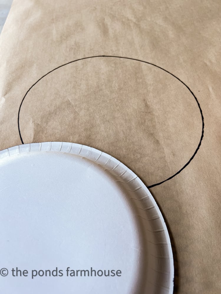 Use a plate to draw a circle onto the kraft paper tablecloth 