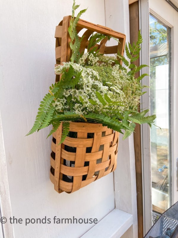 Cheap and Easy Free Flower arrangement with wild Queen Anne's Lace Flowers and Ferns