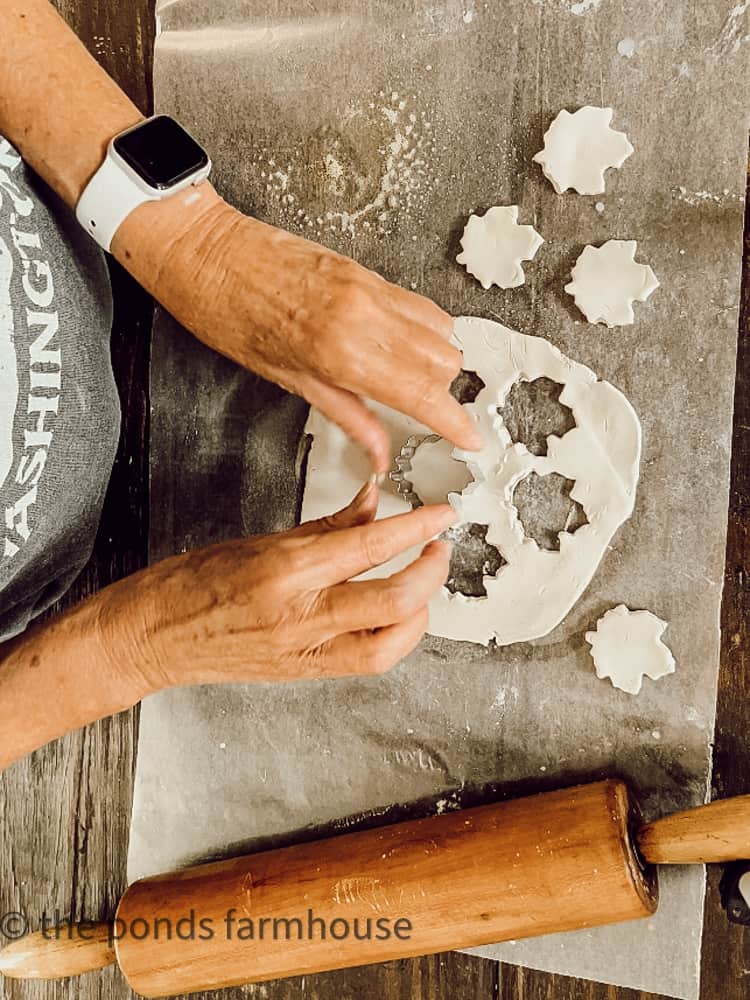 use maple leaf cookie cutter to cut the leaves from air dry clay for DIY Thanksgiving napkin rings.