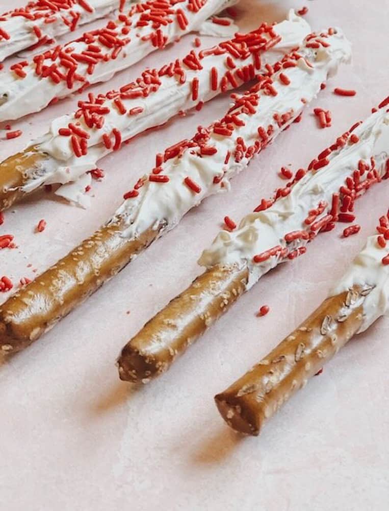 White Chocolate Covered Pretzels make great gifts for Christmas, kids parties, Christmas Parties and Entertaining