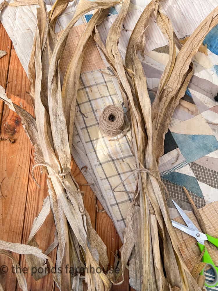 Make bundle using corn husks and jute twine for Farmhouse-style & Cottage-style fall decor