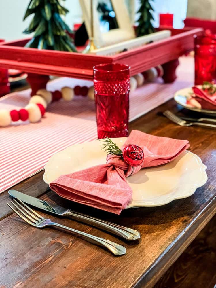 Classic Red and White Table Setting Ideas for Christmas