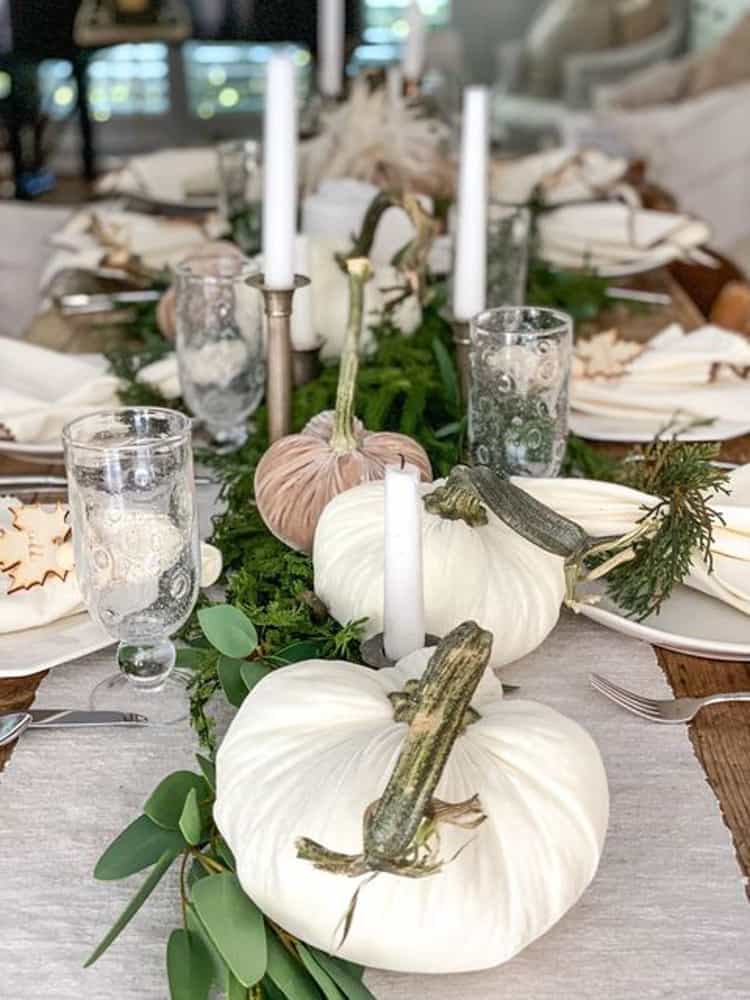 Thanksgiving Decoration Ideas for A Fall Tablescape with pumpkins.