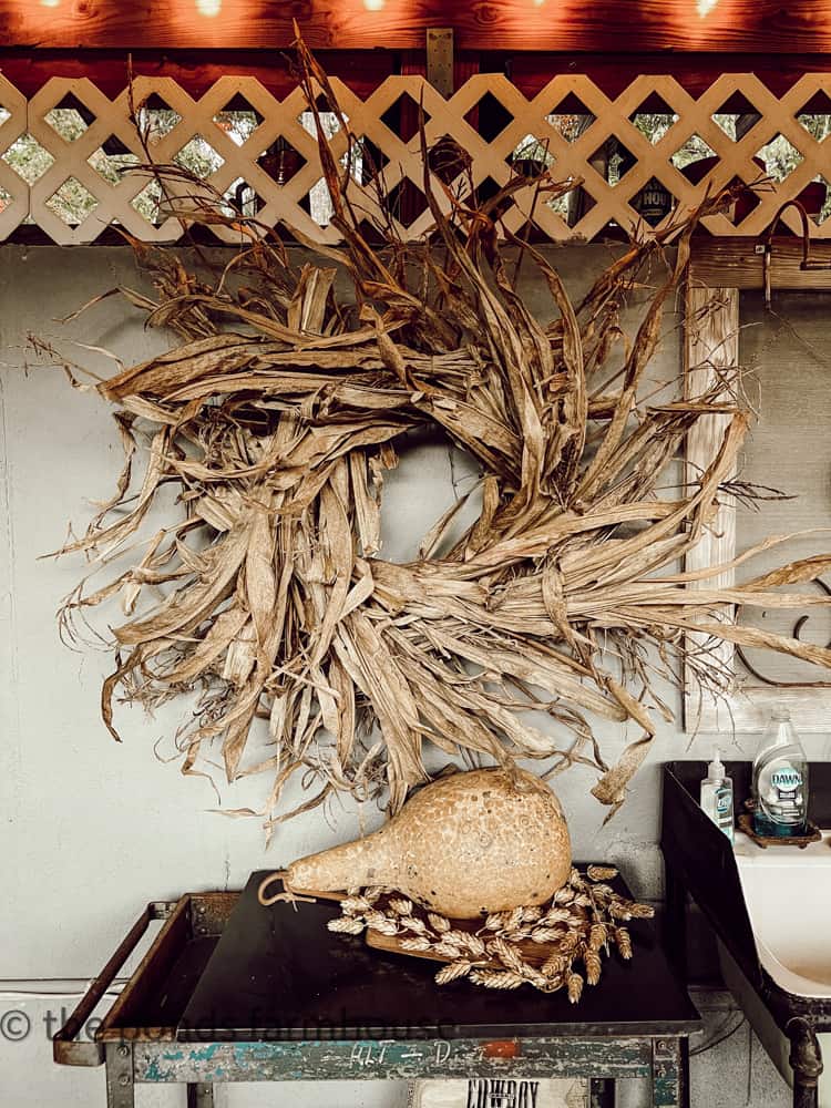 Budget-friendly, DIY Corn Husk Wreath for Farmhouse Decorating.  Rustic Country style wreath.