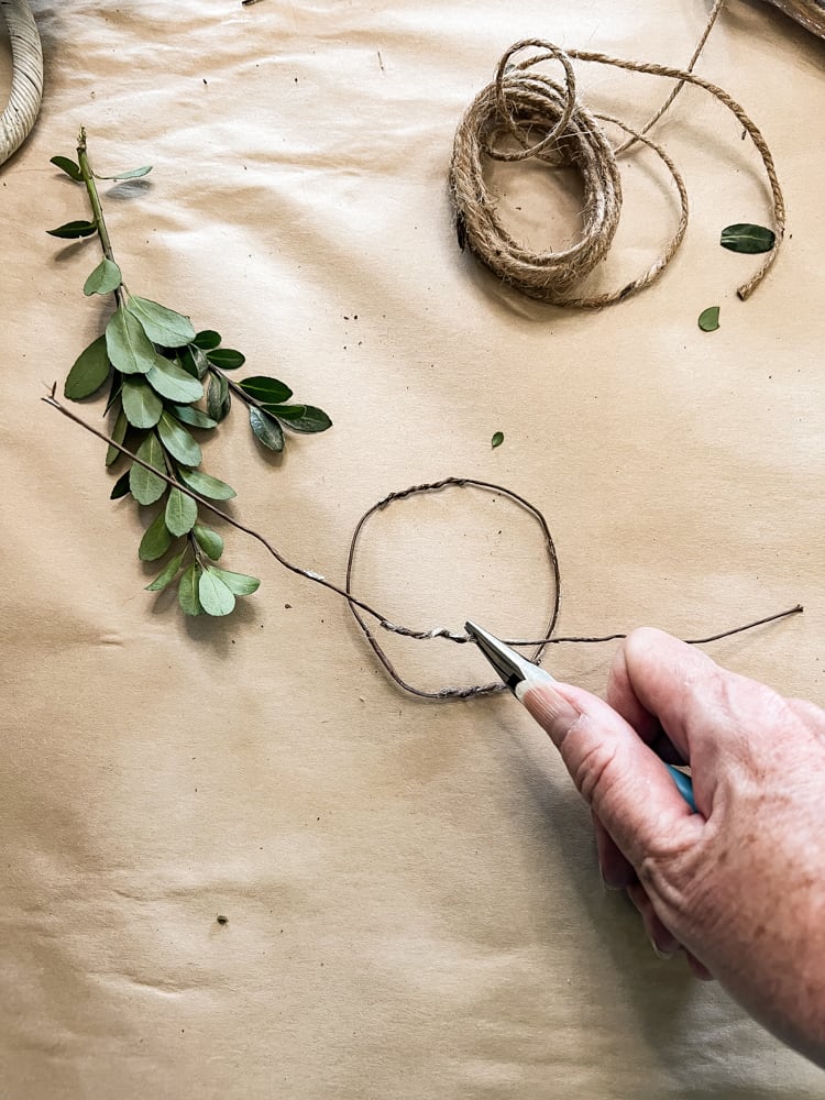 Twist wire into a circle to make Christmas Crafts for the Holidays