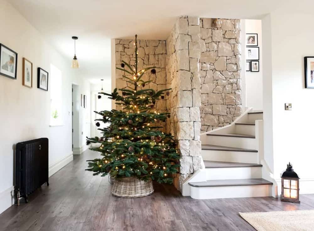 Pinecones and twinkle lights for a minimal Christmas Tree