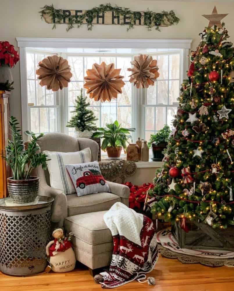 Farmhouse Christmas tree in living room. Paper snow flakes in window.