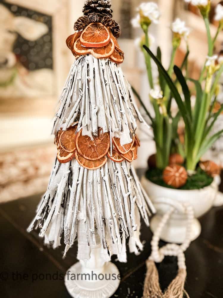 Budget-friendly DIY Christmas Farmhouse Decorations made with foraged, sustainable, eco-friendly materials.