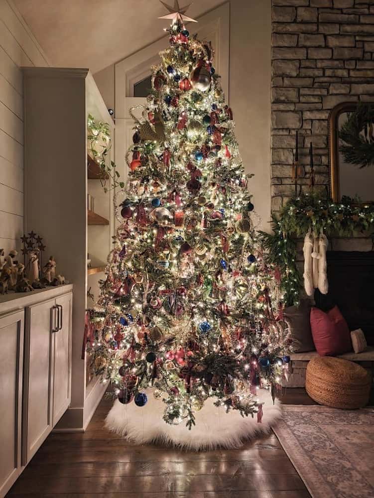 Tall Farmhouse Christmas treeBeautiful decorations..