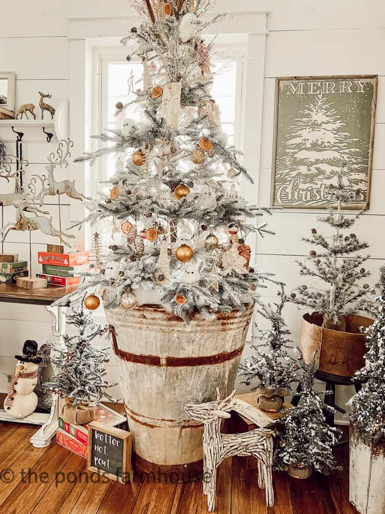 Sustainable and Cheap ways to decorate Christmas trees in a Rustic woodland Theme with DIY ornaments