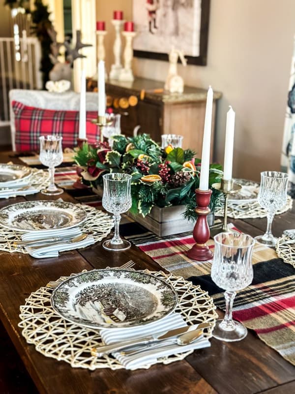 How To Create A Vintage-Inspired Old Fashioned Christmas Table Idea