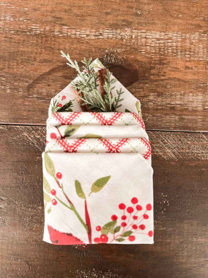 2 Christmas Tree Napkin Fold Tutorials: Standing & Classic Fold