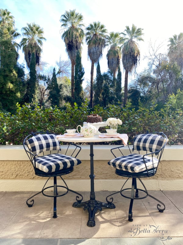 Update a bistro set with black and white 