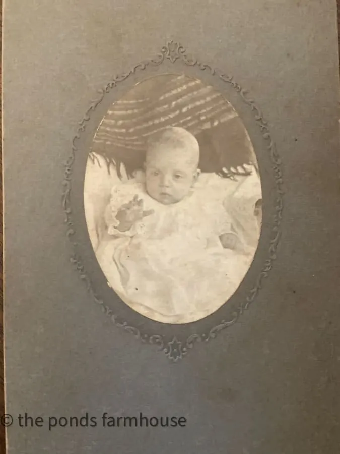 Old baby picture from 1706.  