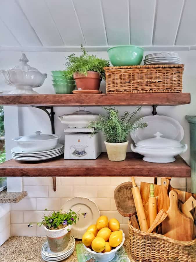 15 Best Kitchen Ideas for A Cottage Style Kitchen with open shelves and vintage decor.