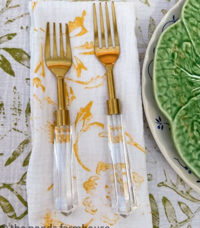 cropped-custom-napkin-on-with-gold-and-acrylic-flatware.jpg