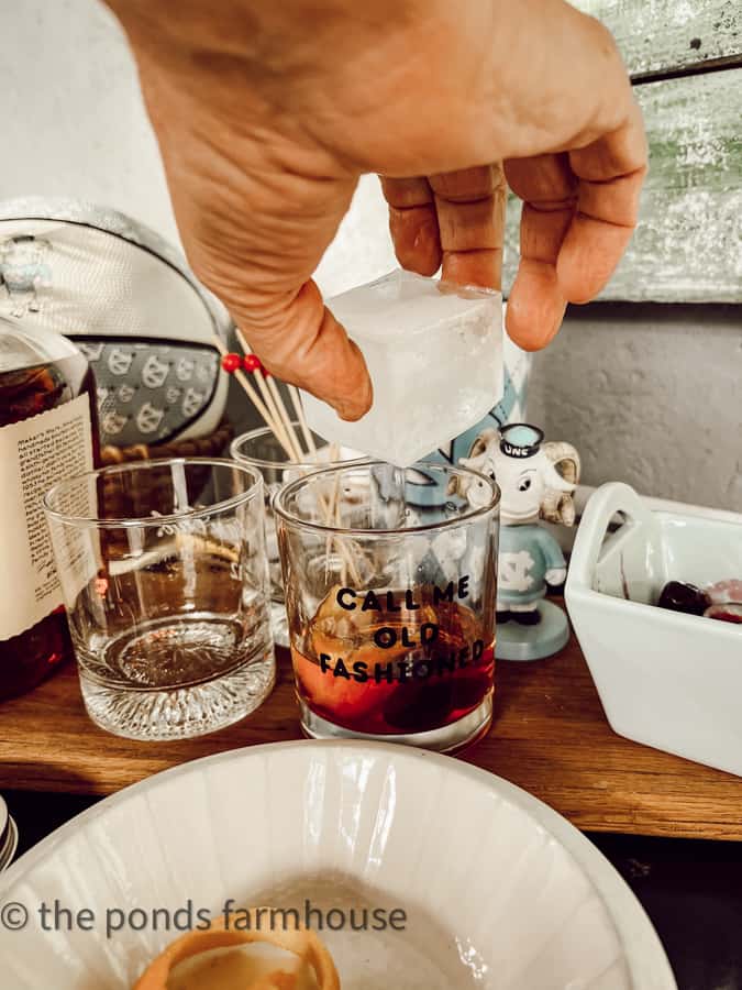 Large ice cube to make an old fashioned bourbon cocktails.
