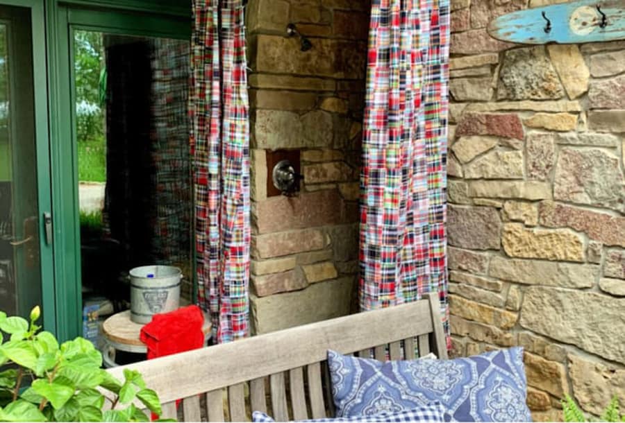 outdoor shower curtain that you can make easily for a summer craft project.