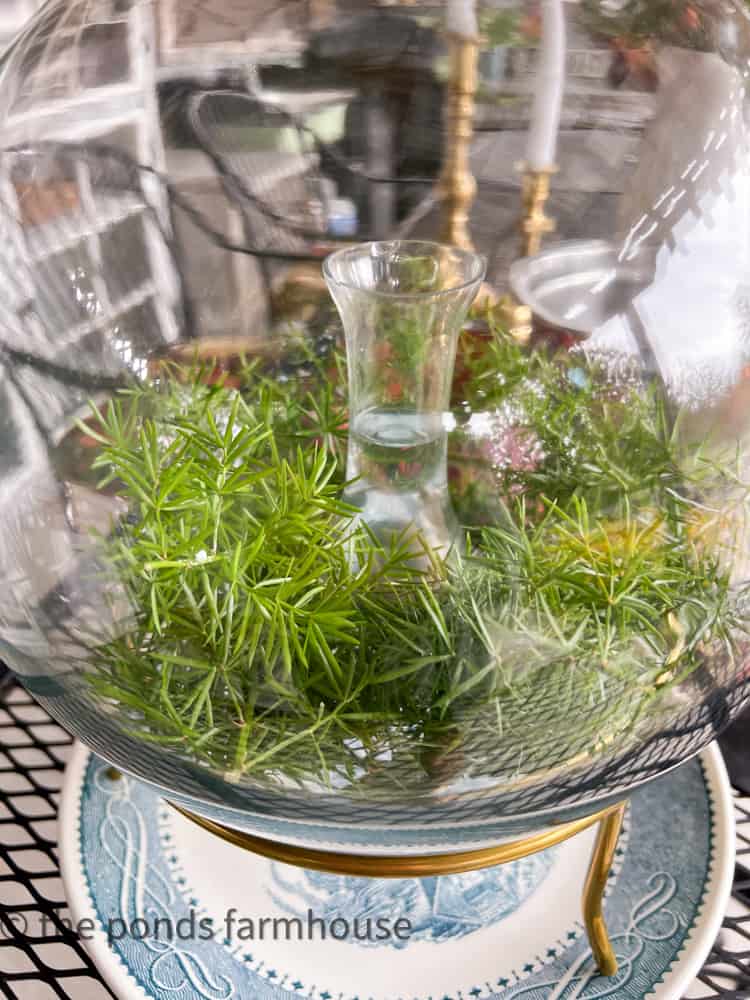 Add fresh fern to the glass vase for a free flower centerpiece idea.