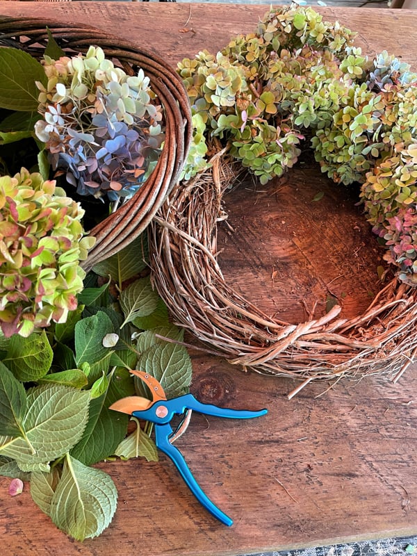 Creative Craft Ideas for using dried hydrangeas to make a free wreath.  