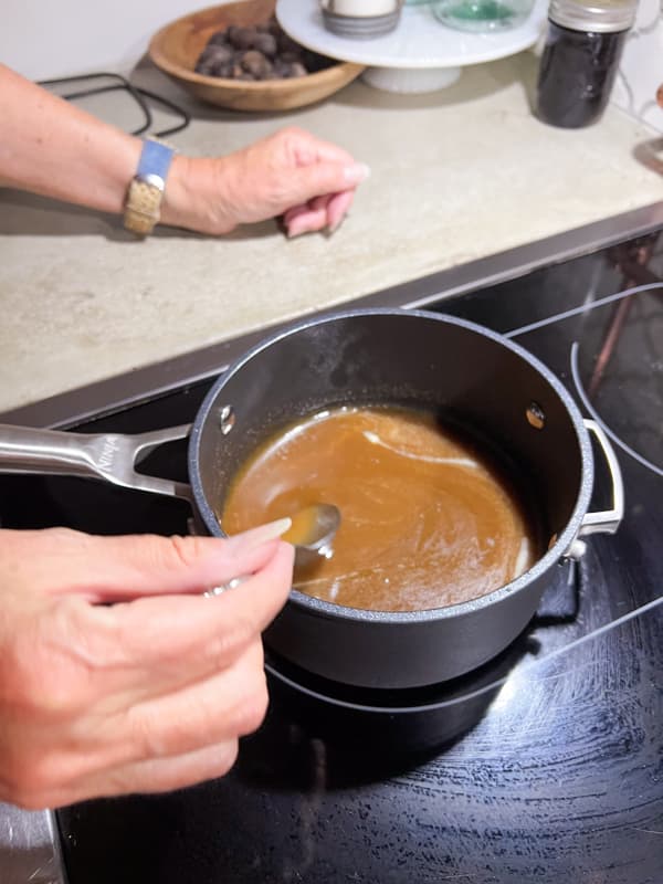 make caramel with sea salt sauce in a saucepan.