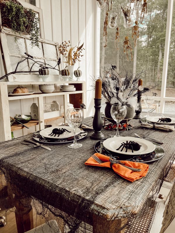 Supper club table Setting for Cheap and Easy Halloween Table Decorations - Farmhouse Table setting