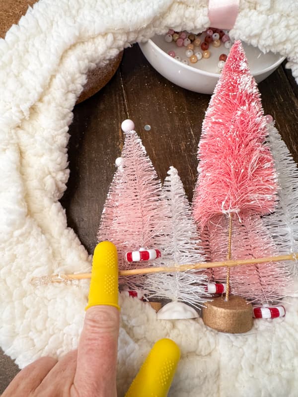 Secure and stabilize the trees on the wreath