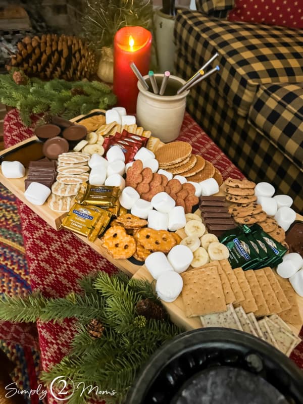How to Assemble a Christmas S'Mores Board for a Christmas Supper Recipes Ideas. 