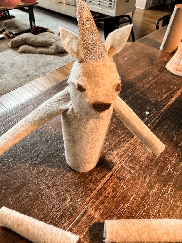 DIY Reindeer Christmas Decor from recycled toilet paper rolls and felt fabric.