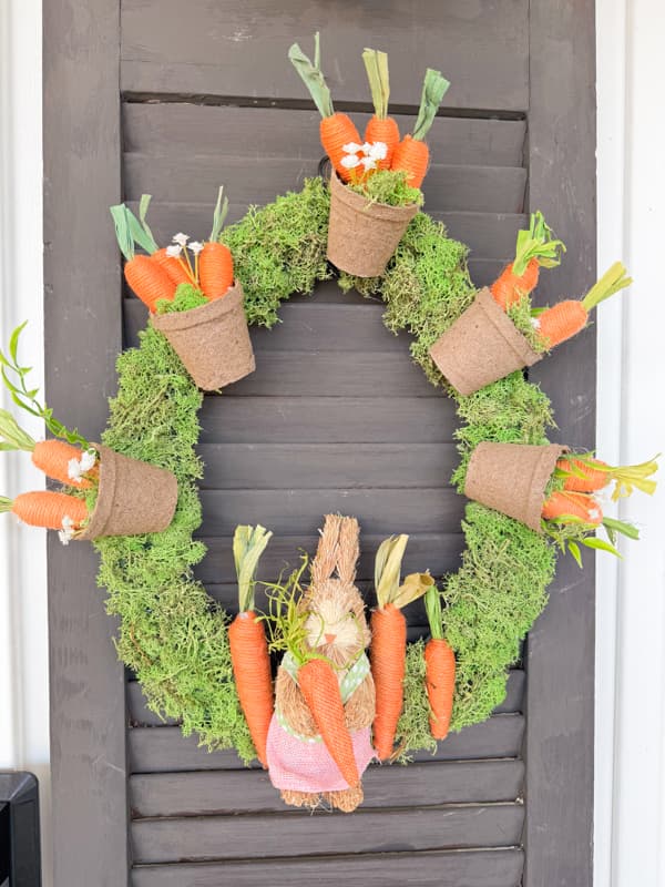 DIY Easter Wreath with Moss, Bunny and Carrots. 
